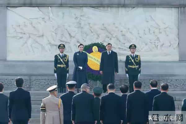 泰国王后去人民英雄纪念碑!穿泰式大衣脚踩恨天高 端庄优雅又美丽