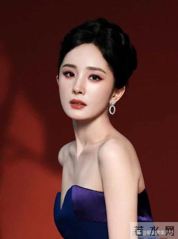 杨幂性感抹胸裙活动生图