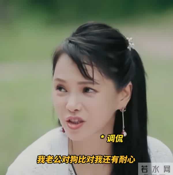 面相变了!伊能静现身艺术论坛皮松肉垮,穿奶奶裤难掩疲态显老态