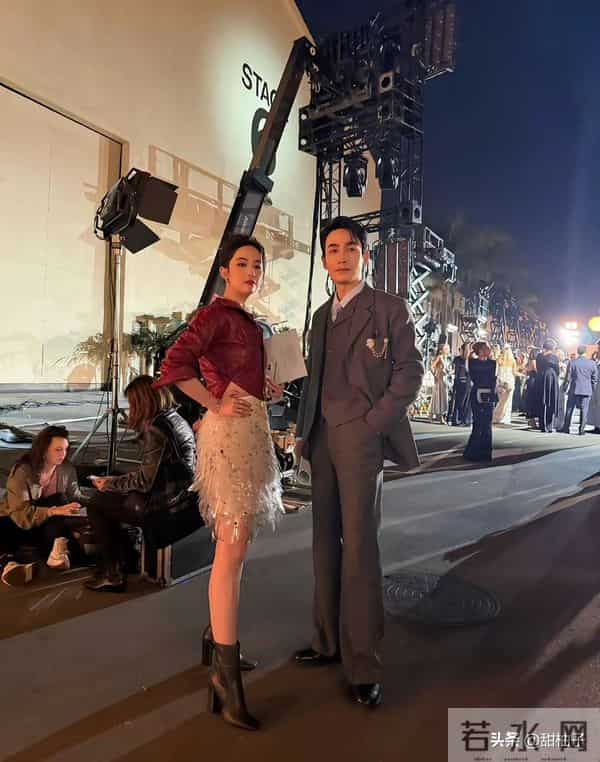 刘亦菲朱一龙洛杉矶同框,37岁朱一龙害羞拘谨,绷得笔直不敢看她