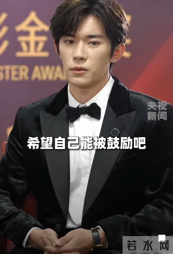 易烊千玺很紧张!获奖后接受央视采访一直在抠手指,说话还打磕巴