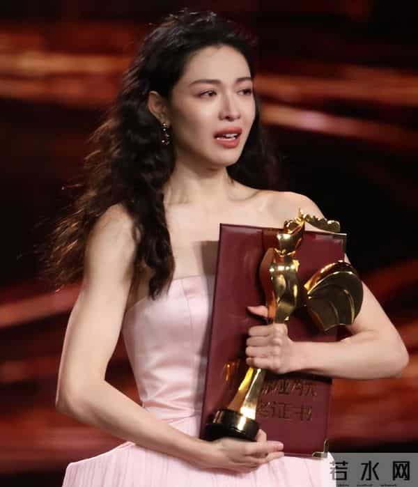 金鸡奖红毯女星争奇斗艳，40多岁姐姐美翻了，20多岁小花还得努力