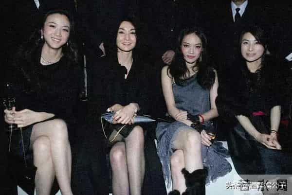 天啊！看到郭晶晶和巩俐合影，才懂什么叫上等相貌，一点不输