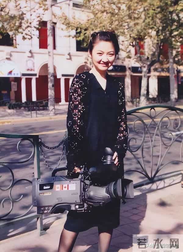 她童星出道，凭借一部电影火遍全国，如今53岁和俩女儿定居日本