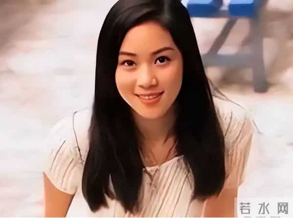 她14岁就长得“倾国倾城”，被富豪花7亿娶回家，8年生下4个娃