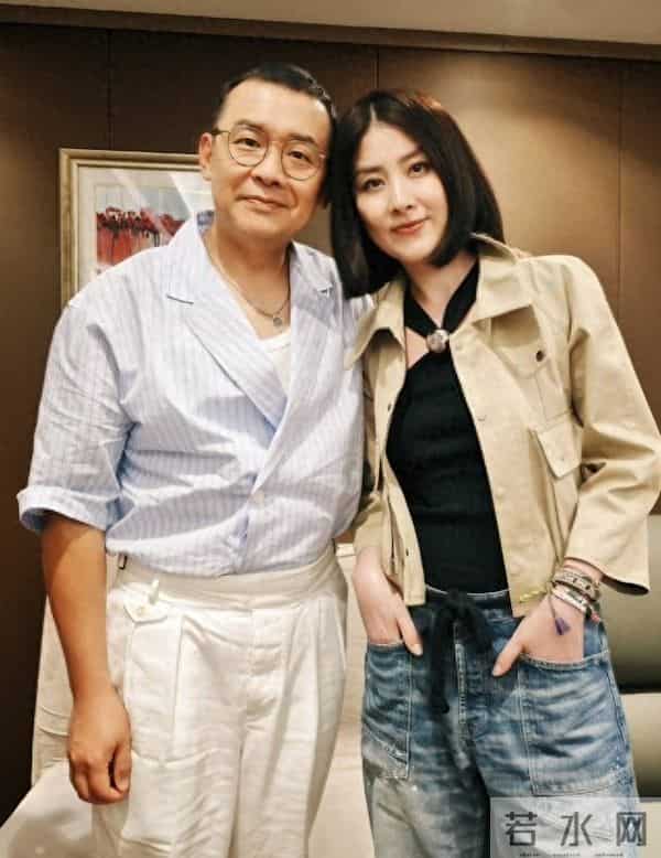 雷颂德夫妇同框放闪,移民英国生活富足惬意,模特太太被赞不见老