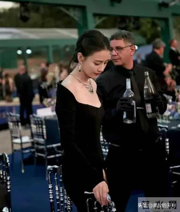 高圆圆晚宴造型封神！敦煌暗纹+天鹅颈，这才是东方美学天花板