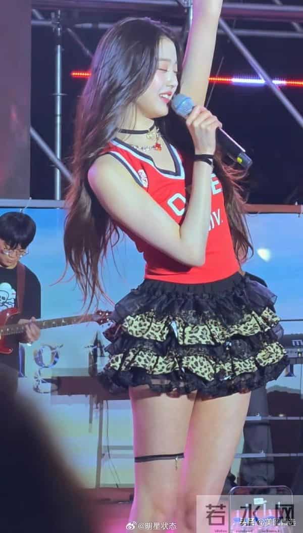 元英腿上的黑丝带有多迷人…