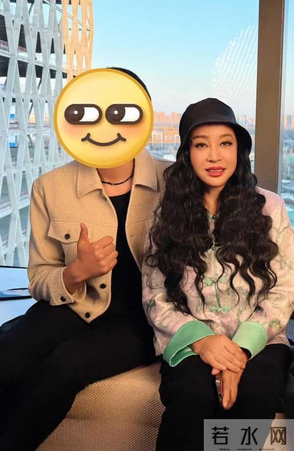 75岁“刘晓庆”再次扮嫩成功,烫了油画卷穿新中式,状态嫩回48岁