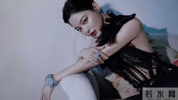 辛芷蕾深紫色镂空长裙气质温婉 倚栏而立冷艳优雅