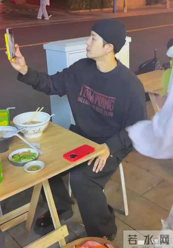 32岁王嘉尔在上海吃路边摊，打扮时尚皮肤白皙，与粉丝合影很热情