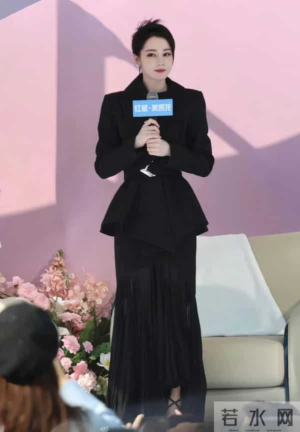 迪丽热巴惊艳亮相红星美凯龙,土味十足的雨伞到她手里都变高级了