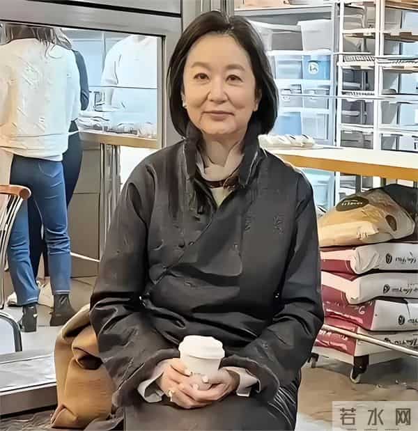 70岁林青霞在香港酒店喝下午茶,被人撞见。她雍容华贵,身材超赞