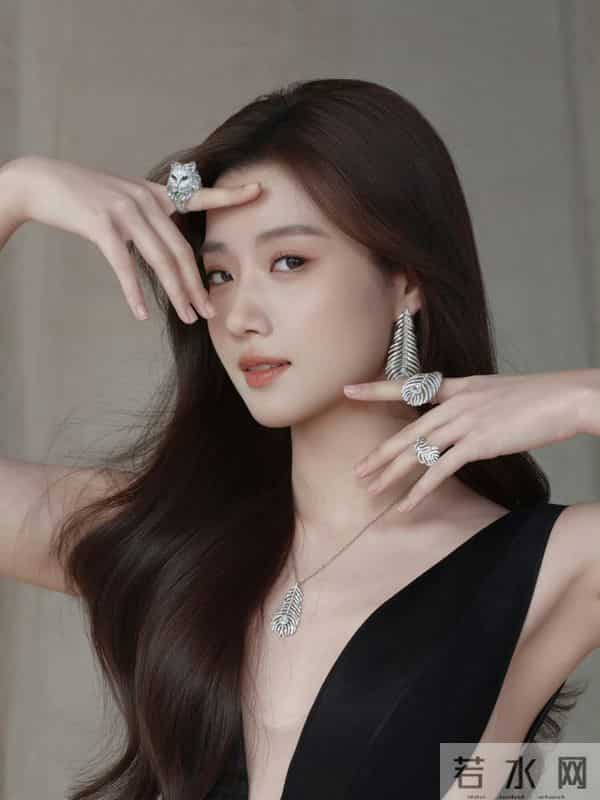 卢昱晓妩媚多姿性感神秘