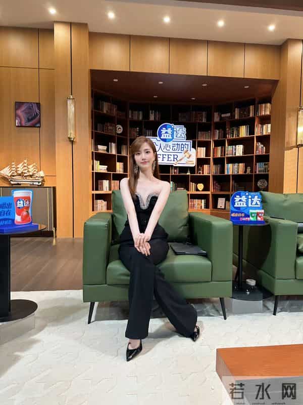 张纯烨，黑色妆造，柔美怡人