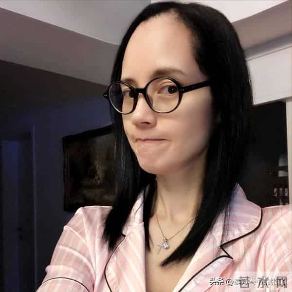 她认干爹,拍风月片,被导演霸王硬上弓,靠山去世后沦为服务员