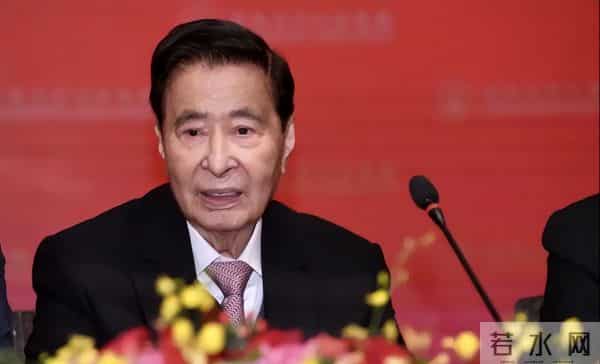 她14岁就长得“倾国倾城”，被富豪花7亿娶回家，8年生下4个娃