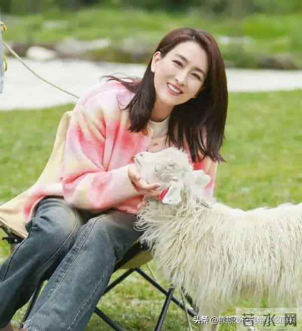 马苏新剪了齐肩发真年轻！穿粉色开衫+牛仔裤，减龄又时髦！