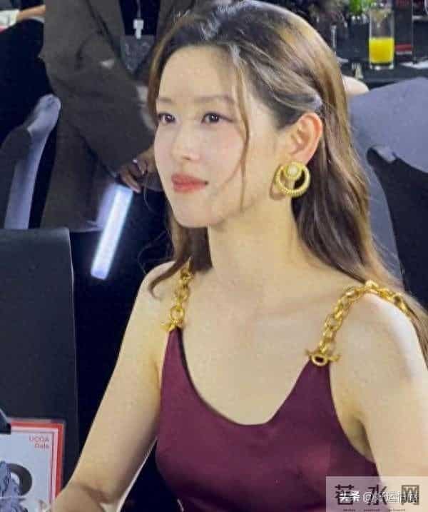 章泽天笑出牙龈，全网吵翻，审美标准被扒光了