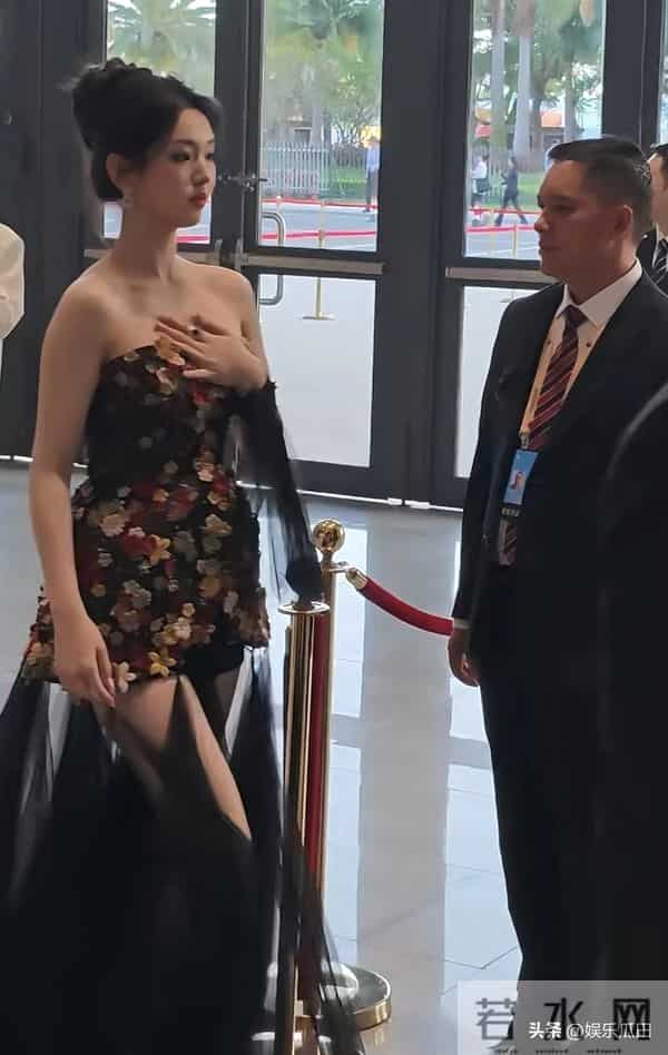 李柯以亮相金鸡奖红毯 抹胸短裙搭黑纱 个高腿长 气质颜值不输女明星