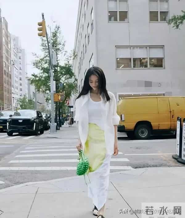 高圆圆又穿紧身裙,“蜜蜂臀”让人移不开目光,一般人没这好身材