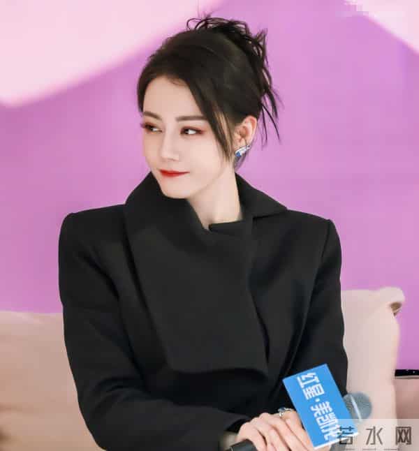 迪丽热巴空降家居城！五官锋利皮肤紧致，与连病仨月状态差别大