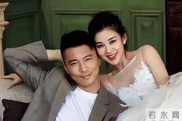 40岁李小萌北京逛街，开五六百万劳斯莱斯，王雷大连富二代不差钱