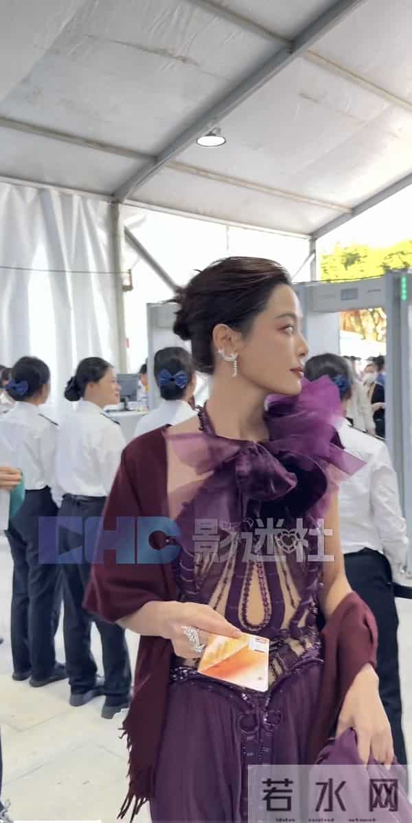 辛芷蕾亮相金鸡奖,穿紫色花朵高定优雅大气,还差点被裙摆绊倒!