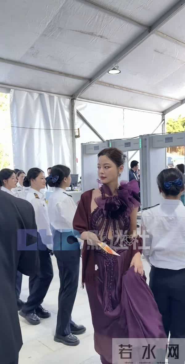 辛芷蕾亮相金鸡奖,穿紫色花朵高定优雅大气,还差点被裙摆绊倒!