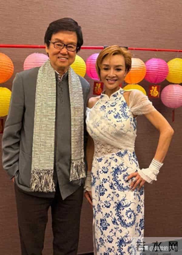 58岁叶子楣请朋友吃饭，整个人瘦得好夸张，看着病恹恹的