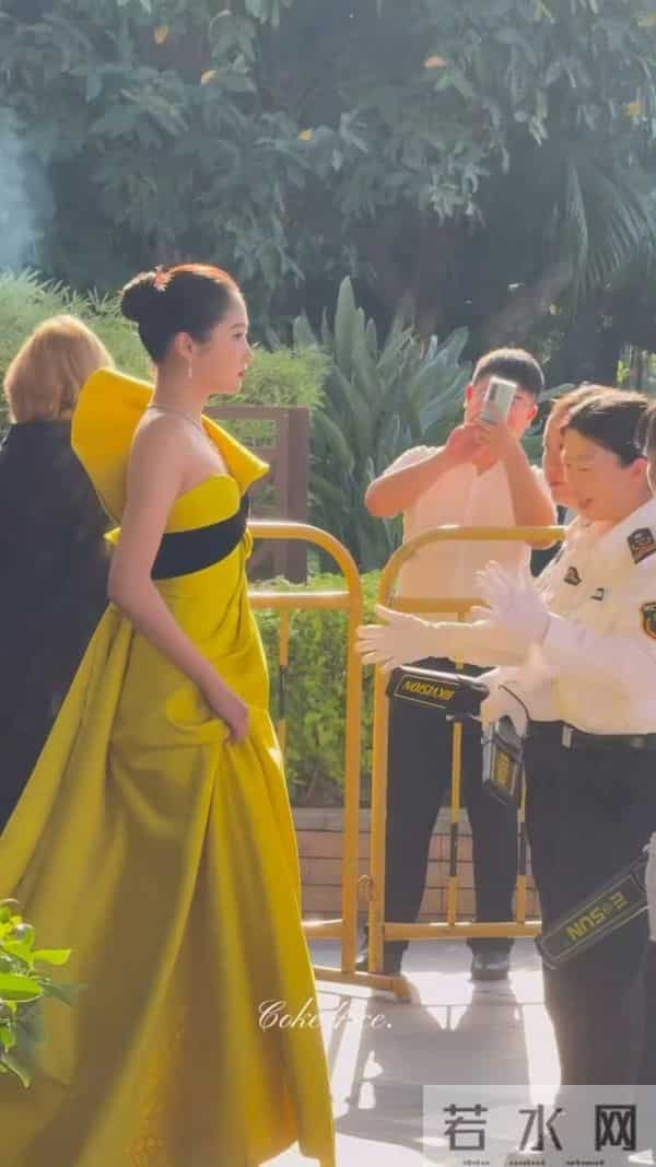 关晓彤金鸡奖红毯造型,优越的头身比,优雅贵气把这身驾驭得太好