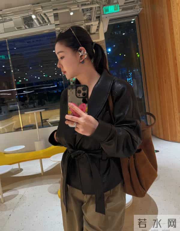 李小萌逛街喝咖啡，40岁皮肤很水灵，本人发的照片与生图有差距