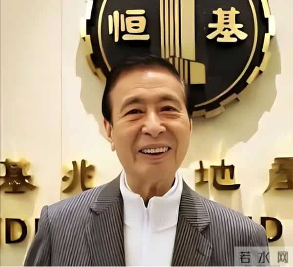 她14岁就长得“倾国倾城”，被富豪花7亿娶回家，8年生下4个娃