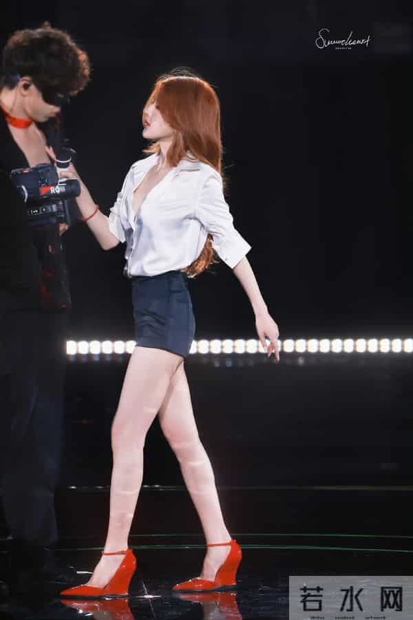 赵露思白衬衫松垮那抹欲,配着红发甩起来的劲儿,这长腿太会杀