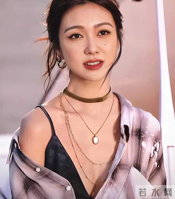 “香港最后一个天后”，被拍到和黑人出入酒店，如今44岁孤身一人