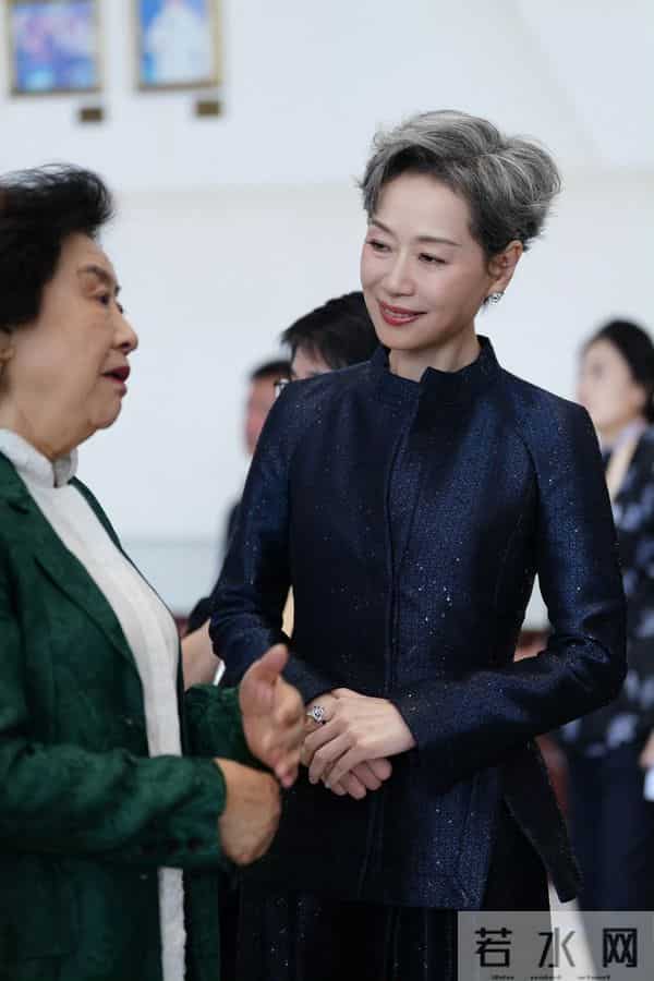 精修图VS生图:关晓彤膀大腰圆,倪妮老气了不少,辛芷蕾选错裙子