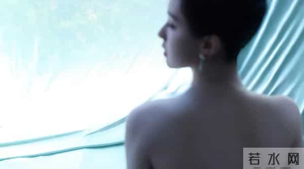 陈都灵身着蓝色套装,简直是行走的“纯欲天花板”!