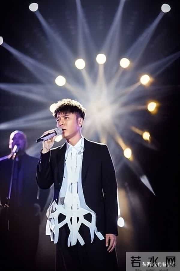 57岁李克勤家丑曝光！妻弟欠千万外债，一个败家子拖累全家