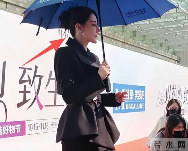 迪丽热巴现身南京!脖子前倾严重依旧在咳嗽,给主持人打伞好暖心