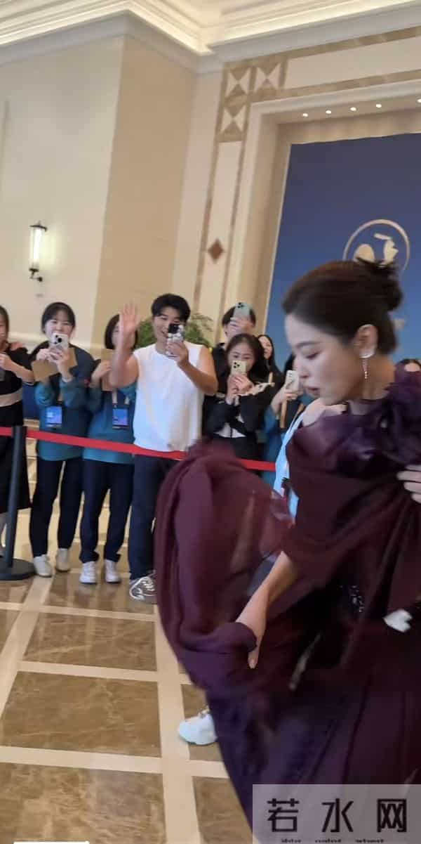 辛芷蕾亮相金鸡奖,穿紫色花朵高定优雅大气,还差点被裙摆绊倒!