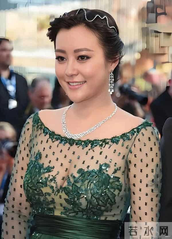 郝蕾太丰满了穿绒衣扣子都撑开了如果扣子突然破了那就十分尴尬了