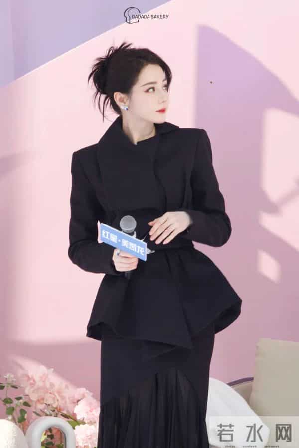 迪丽热巴现身南京!脖子前倾严重依旧在咳嗽,给主持人打伞好暖心