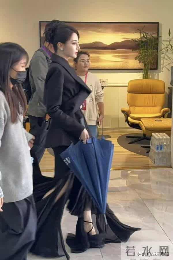 迪丽热巴今日现身南京参加活动 黑色高定配盘发 高贵冷艳 完全女王