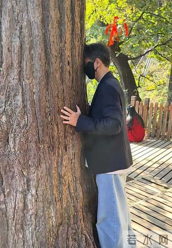 辛柏青带女儿出行，女儿长相漂亮