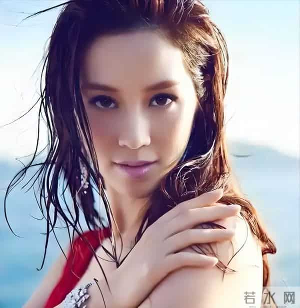 她14岁就长得“倾国倾城”，被富豪花7亿娶回家，8年生下4个娃