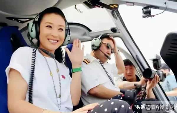 48岁苗圃巴黎晒全家福，67岁富豪老公生图曝光。