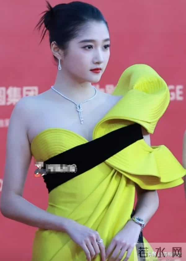 金鸡奖红毯:关晓彤衣服太丑,叶童装嫩,宋佳大露背,倪妮赢麻了