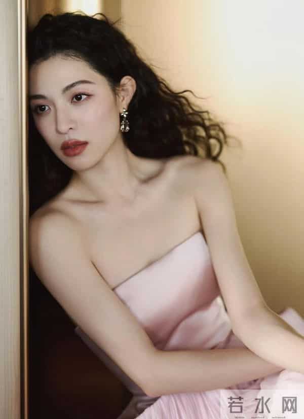 在争奇斗艳的红毯上，钟楚曦的粉色礼服以“少即是多”的哲学胜出