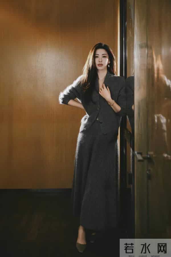 朱珠晒新照，灰毛绒套装配长卷发，气质优雅好惊艳