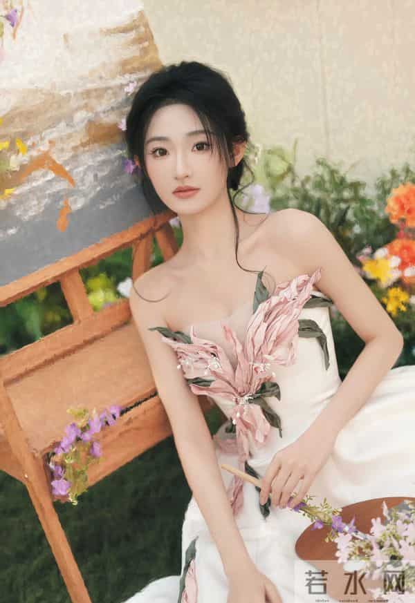 白裙缀着粉瓣似的褶皱,浸在满院花簇的软光里